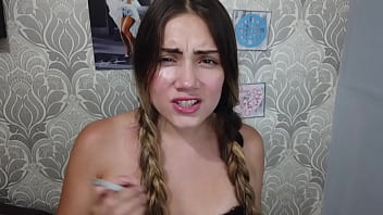 Sara Rubia Recibe Una Dura Penetración Anal Mientras Fuma Y Sigue Instrucciones Excitantes