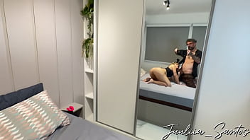O Amigo Mais Velho Do Meu Irmão Invadiu Meu Quarto, Me Viu Nua E Não Conseguiu Se Conter, Arrombando Minha Boceta Com Desejo Incontrolável.