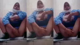 Gadis Sekolah Main Di Kamar Mandi