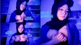 Mekar Di Balik Kerudung: Sensasi Menggoda Di Telinga Kucing