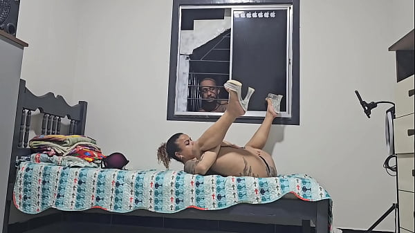 Esposa Se Dedica Ao Amante Pela Janela Enquanto O Marido Corno Assiste Sem Reação