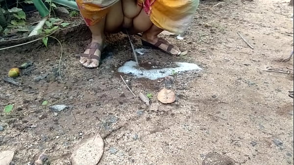 Desi Aunty’s Wild Outdoor Golden Shower Spectacle