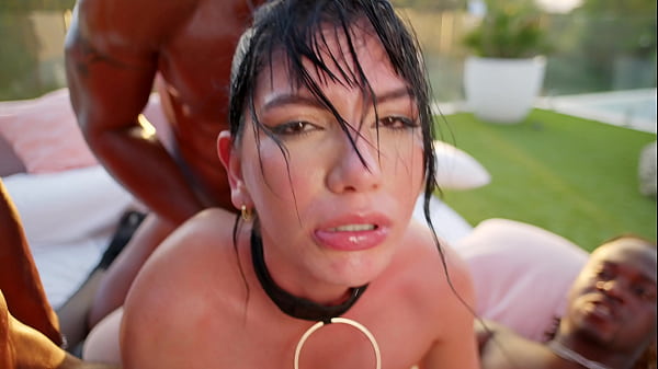 Colombiana Cachonda Celebra Su Cumpleaños Con Una Lluvia De Vergas Negras, Gangbang Salvaje Para Yenifer Chacón.