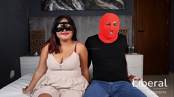 Esposa Inocente Es Guiada A Deleitar Dos Miembros Viriles Ajenos Mientras Su Marido Observa.