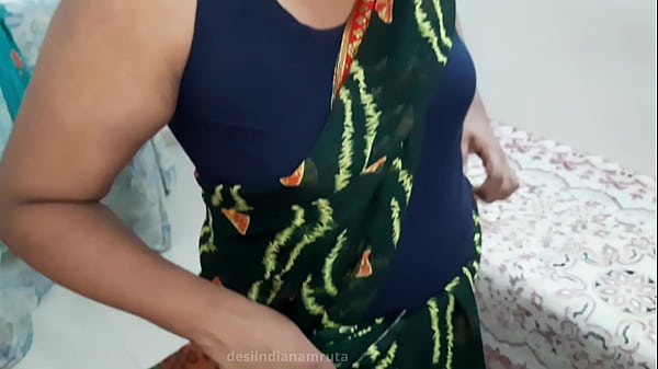 Sultry Desi Bhabhi In A Dark Green Saree, Dripping With Raw Desire