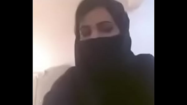 Arab Cam Girl Exposing Her Tits Live