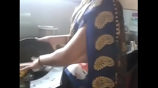 Sizzling Desi Kannada Aunty Flaunts Her Seductive Navel And Voluptuous Hips