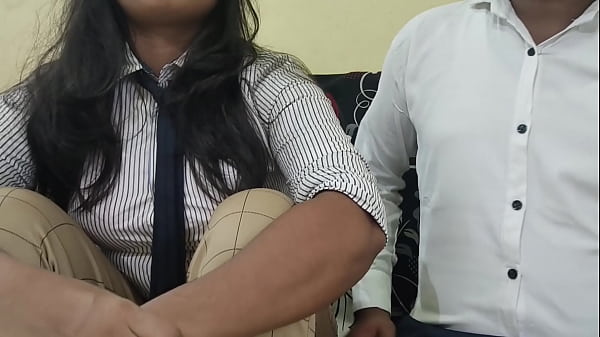 नई देसी कर्मचारी का काम पूरा न कर पाने पर बॉस ने ऑफिस के अंदर ही उसका मजा ले लिया।