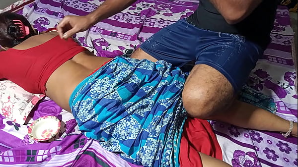 दोस्त की गर्म माँ ने मालिश के बौहाने अपनी चूत मरवाई – जोरदार हिंदी आवाज में कड़ा सेक्स