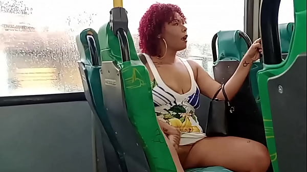 Me Exibindo No ônibus, O Corno Gozou Na Cueca