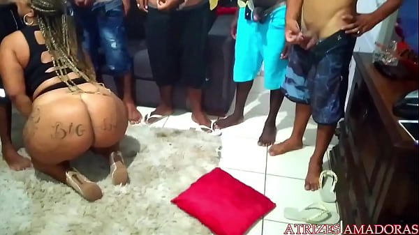 Esposa Gostosa Se Entregando A Uma Rodada De Prazer Com Machos Bem Equipados
