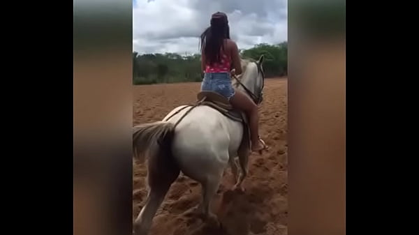 Larissinha Montando Com Força, Indo E Voltando Sem Parar