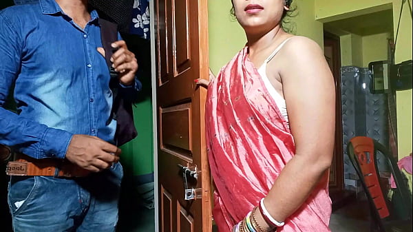 भारी छाती वाले ब्रा सेल्समैन ने भाभीजी को फुसलाकर जमकर चुदाई की, हिंदी में गरमागरम आवाज़