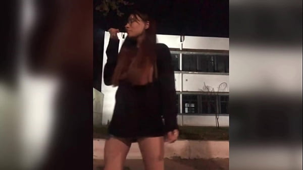 Colegiala Cachonda Se Exhibe En Público Tras Las Clases