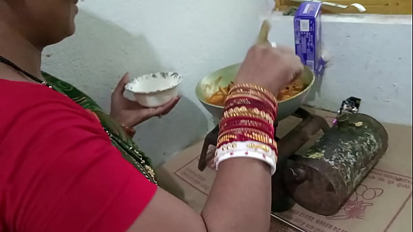 किचन स्टैंड पर चिकन बनाती हुई मैड को जोरदार चोदा