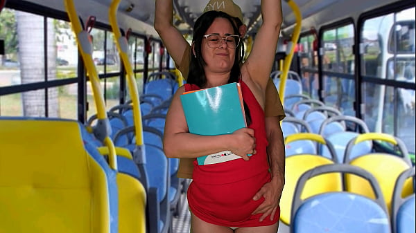 Estudante Arregaçada E Comida No Meio Do ônibus Lotado, Todo Mundo Vendo!