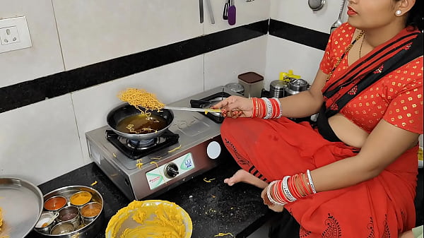 दिवाली की रौनक में भाभी को चटपटा नमकीन बनाते देख देवर का मन ललचा गया