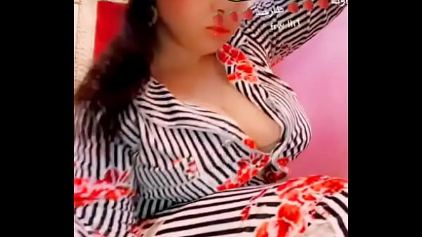 رقص شرقي مثير مع فراولة ناضجة