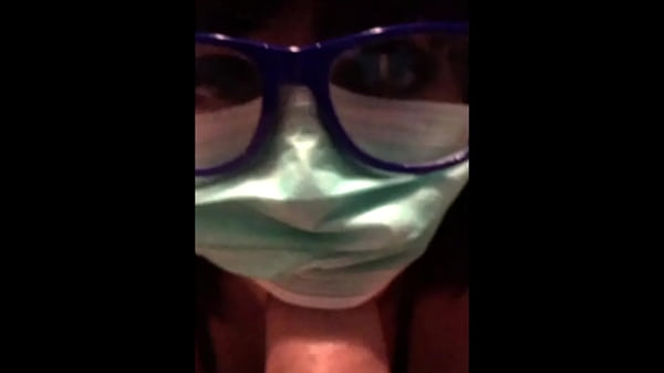 Confinement Coquin : Une Beurette Masquée S’occupe Du Confinement