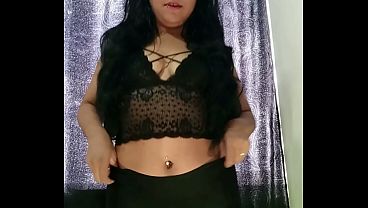 Encanto En Encaje Negro: Un Striptease Ardiente Y Placer Solitario