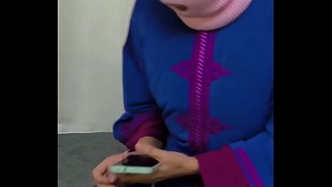 ممارسة حميمية جريئة بين فتاة عربية وسائقها في لقاء محموم