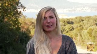 Chloé, La Blonde En Feu, Réclame Une Nuit De Passion Intense Et Sans Limites.