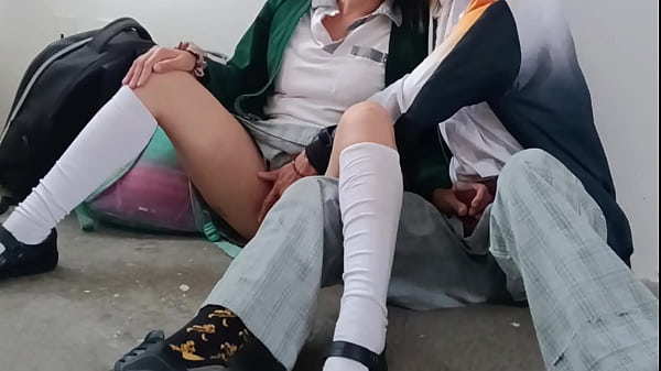 En El Sótano Del Instituto, Las Alumnas De Tercero Se Desatan Con La Más Ardiente Del Curso.
