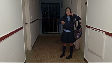 Me Topo Con Mi Vecinita En Su Uniforme Escolar, Justo En La Entrada De Su Casa