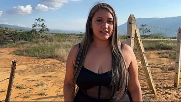 Rubia Voluptuosa Seduce A Un Rudo Campesino En Plena Naturaleza