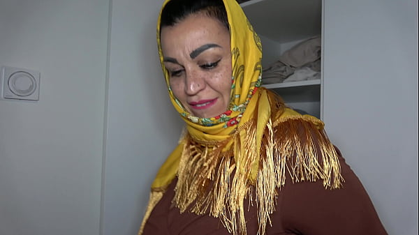 Arab Stepmother’s Voluptuous Curves Unveiled
