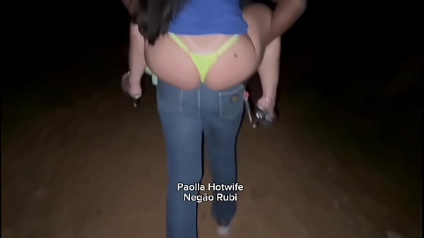 Paolla, A Hotwife, é Levada à Força Por Um Homem Bem Dotado Para O Bosque Do Parque Flamboyant, Onde A Esposa Infiel Tem Encontros Ardentes Com O Amante Negro Na Frente Do Marido Submisso, Provando Ser Uma Verdadeira Snowbunny