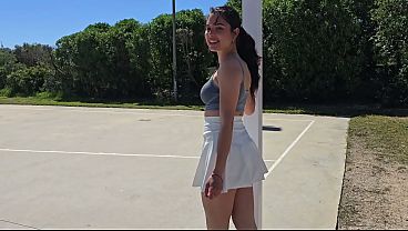 Vecina Ardiente En Patines Seduce A Un Extraño Y Follan Dentro De Su Auto A Plena Vista Del Público.