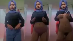 Abg Bocil Hijab Pamer Tocil, Bikin Greget Pengen Liat Lebih.