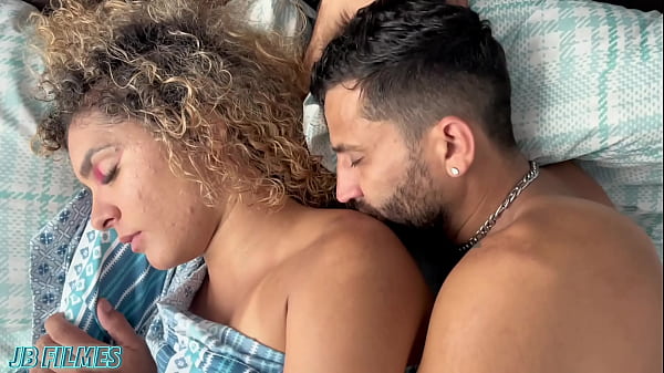 Amante Se Enfia No Fundo Do Armário Enquanto O Corno Entra No Quarto