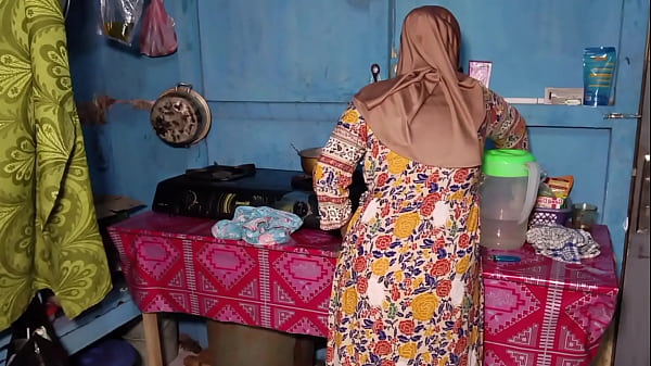 Ngentot Istri Teman Yang Lagi Sibuk Masak Di Dapur, Suara Desahan Bikin Makin Panas.