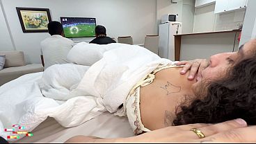 Casada Gostosa, Buceta Peluda, No Ménage Com O Marido Corno E Um Amigo