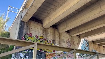 Sexo Clandestino Bajo Un Puente, Con Miradas Furtivas Mientras La Gente Pasa