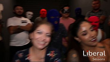 Mega Orgía Con Chicas Sexys, Se Las Meten Bien Duro Y Las Llenan De Leche