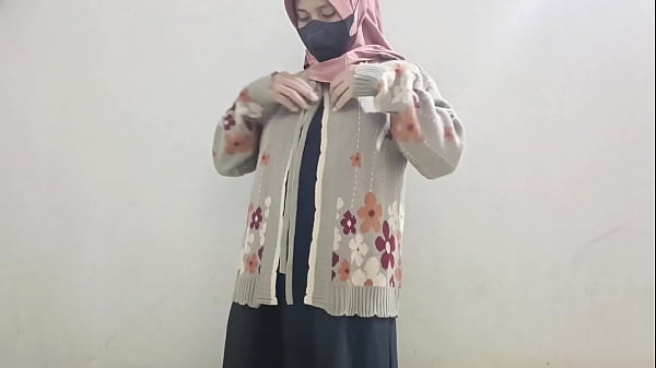 Gadis Berhijab Main Timun Buat Puaskan Nafsu Sendiri.