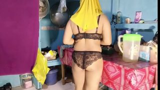 Bikini Mama Mertua Masak, Bikin Dapur Panas