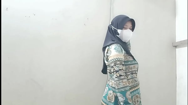 Ngentotin Bini Tetangga Pas Laki Nya Lagi Nyari Duit Di Luar