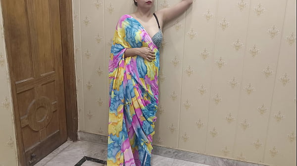 जब उसने उसे छुआ तो वह गरम हो गई और उसका बड़ा लंड अपनी चूत में ले लिया, साफ हिंदी आवाज़ में