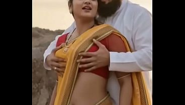 Desi Bhabhi Ki Saree Mein Dabaye Gaye Boobs Ka Romantic Maza