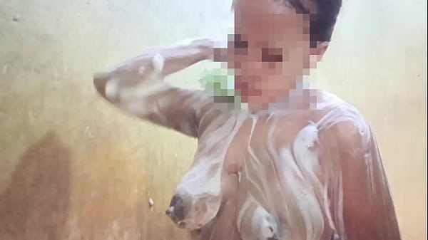 Lihatin Aku Mandi, Sayang, Biar Kamu Makin Pengen.