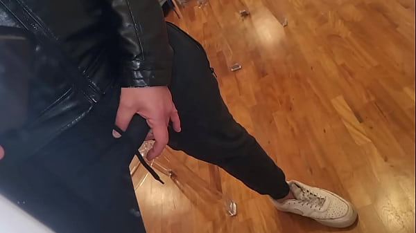 Sborrata E Gemiti Sporchi, Un Uomo Perverso Con Giubbotto Di Pelle Si Sega Fino A Pisciare Di Piacere, Dialoghi Luridi E Gemiti Intensi