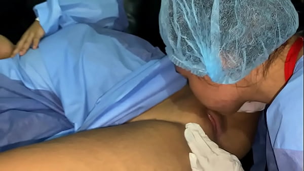 Voy A Mi Cita De Ginecología Y La Doctora Termina Metiendo Sus Dedos Bien Hondo En Mi Coño Mojado