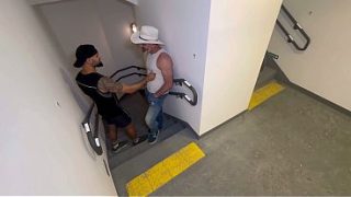 Encontré Una Vergota Subiendo Las Escaleras, Lista Para Partirme En Dos.