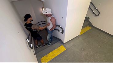 Encontré Una Vergota Subiendo Las Escaleras, Lista Para Partirme En Dos.