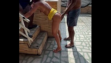 Parte 1 – Mais Um Review: Piscina, Esconderijo E Dois Negões Macetando A Belinha Com Dp E Uma Piroca Gigante Arrombando O Cu Da Putinha Na Frente Do Corno.