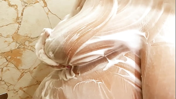 Desi Bhabhi Ka Gila Badan, Shower Mein Bheegti Hui